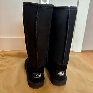 Never Worn UGG Australia Women’s Classic Tall Natural